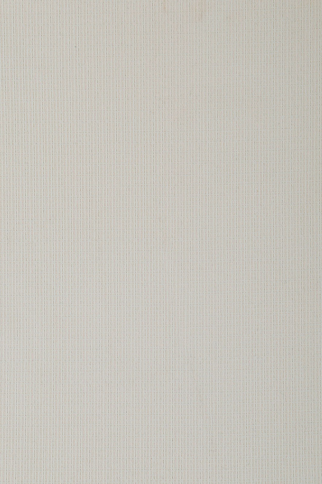 Nahaufnahme eines cremefarbenen Stoffes mit feiner, vertikaler Struktur.