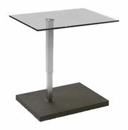 Moderner Beistelltisch mit Glasplatte und Metallgestell, seitliche Perspektive