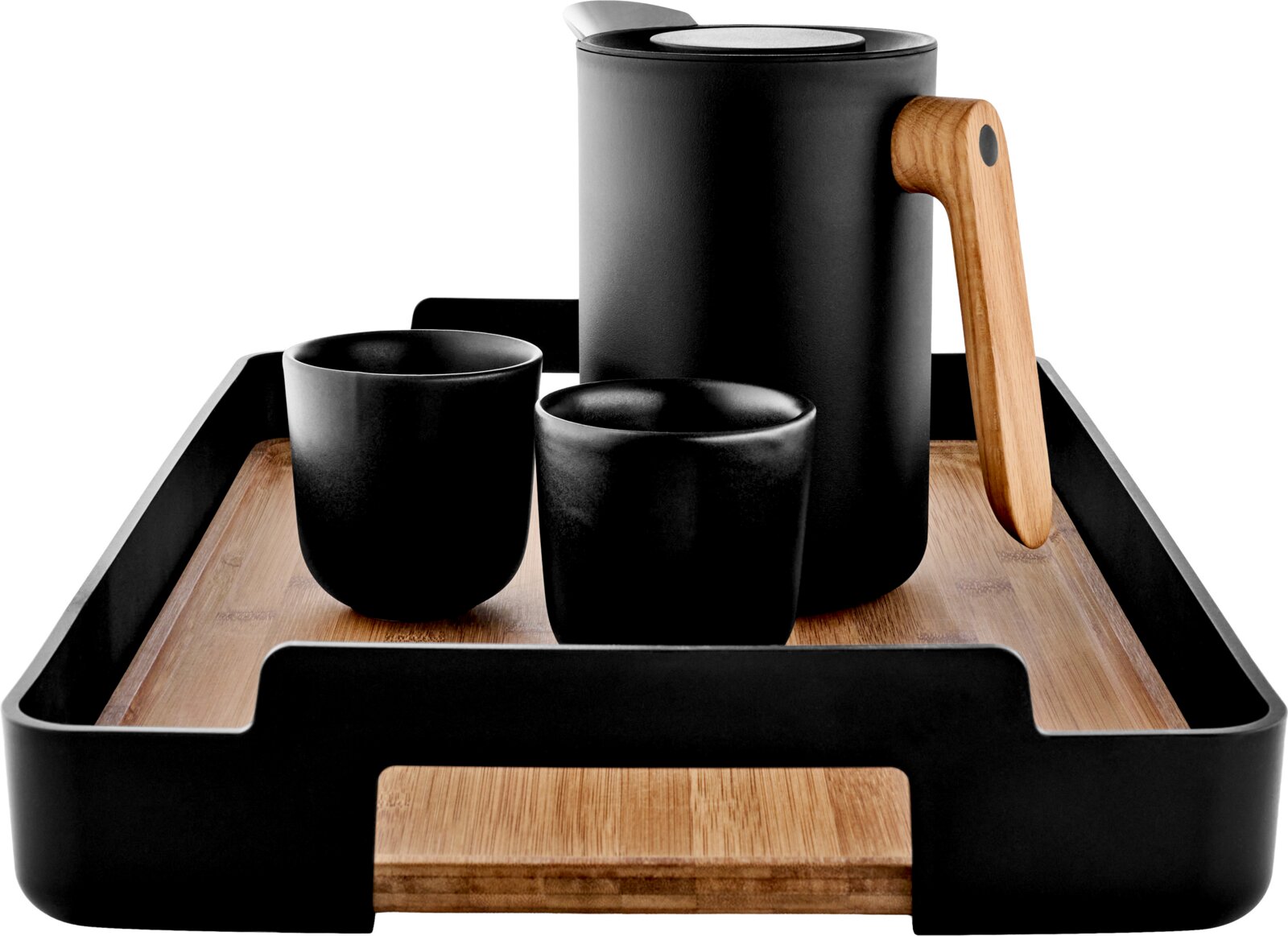 Zwarte mat afgewerkte theeset met theepot met houten handgreep en twee kopjes op een zwart dienblad met houten bodem, gefotografeerd in driekwart vooraanzicht