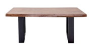 Moderne houten salontafel met natuurlijke rand en zwarte metalen poten, gezien van voren.