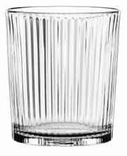 Doorzichtig, geribbeld glas in een set bekers, zijaanzicht