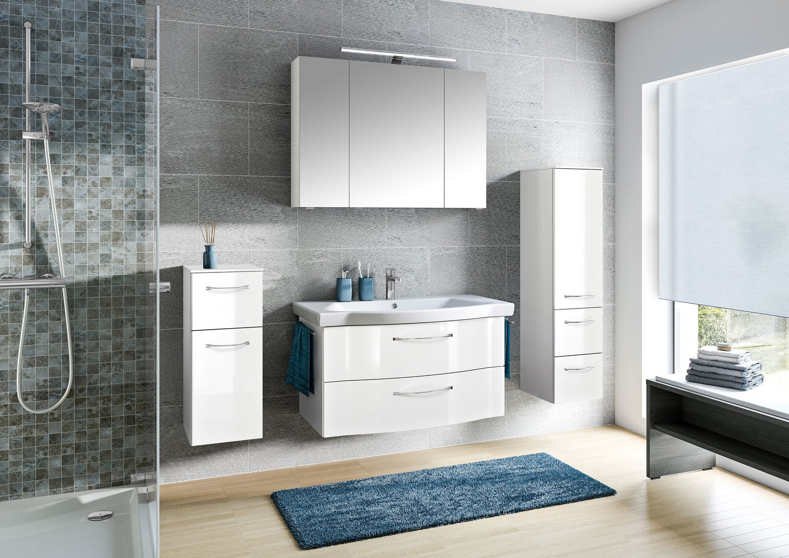 Moderne Badezimmermöbel in Weiß mit Waschbecken, Spiegel und Stauraum, seitliche Perspektive