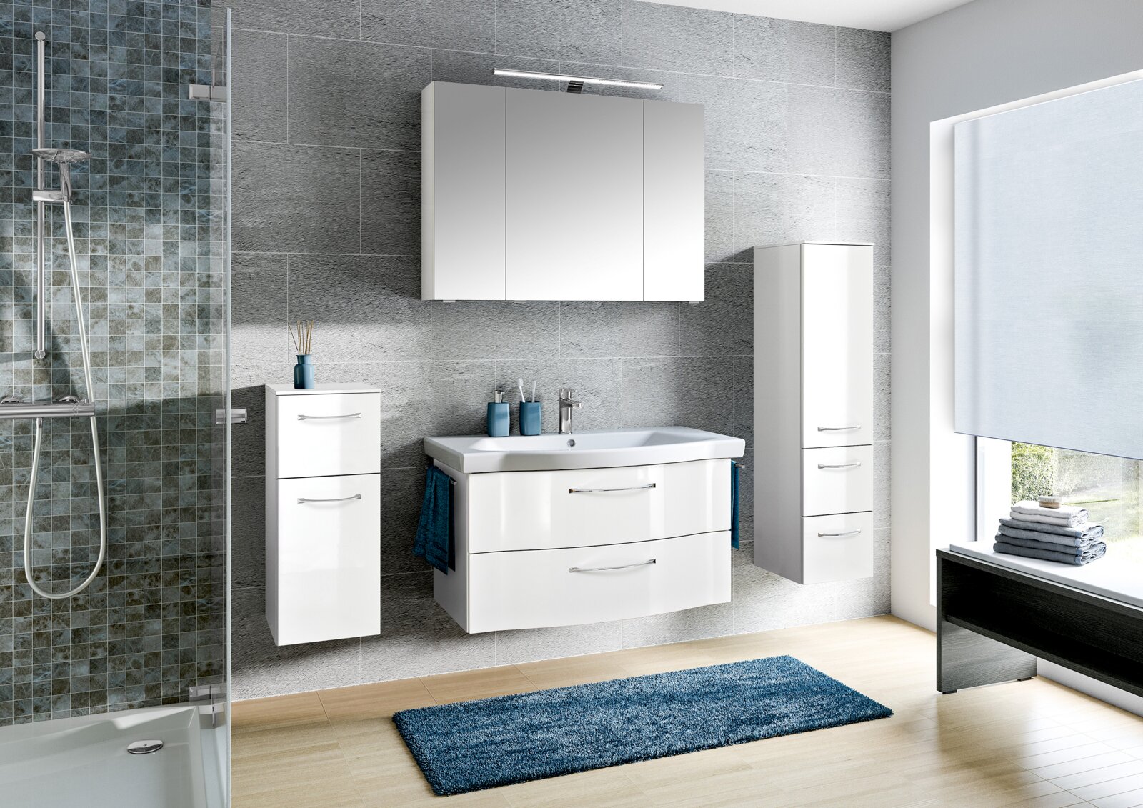 Moderne Badezimmermöbel in Weiß mit Waschbecken, Spiegel und Stauraum, seitliche Perspektive