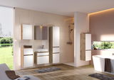 Moderner Badezimmer-Hochschrank in Holzoptik mit weißen Fronten, seitliche Perspektive