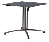 Moderner quadratischer Gartentisch mit dunkler Tischplatte und stabilem Metallgestell, seitliche Perspektive