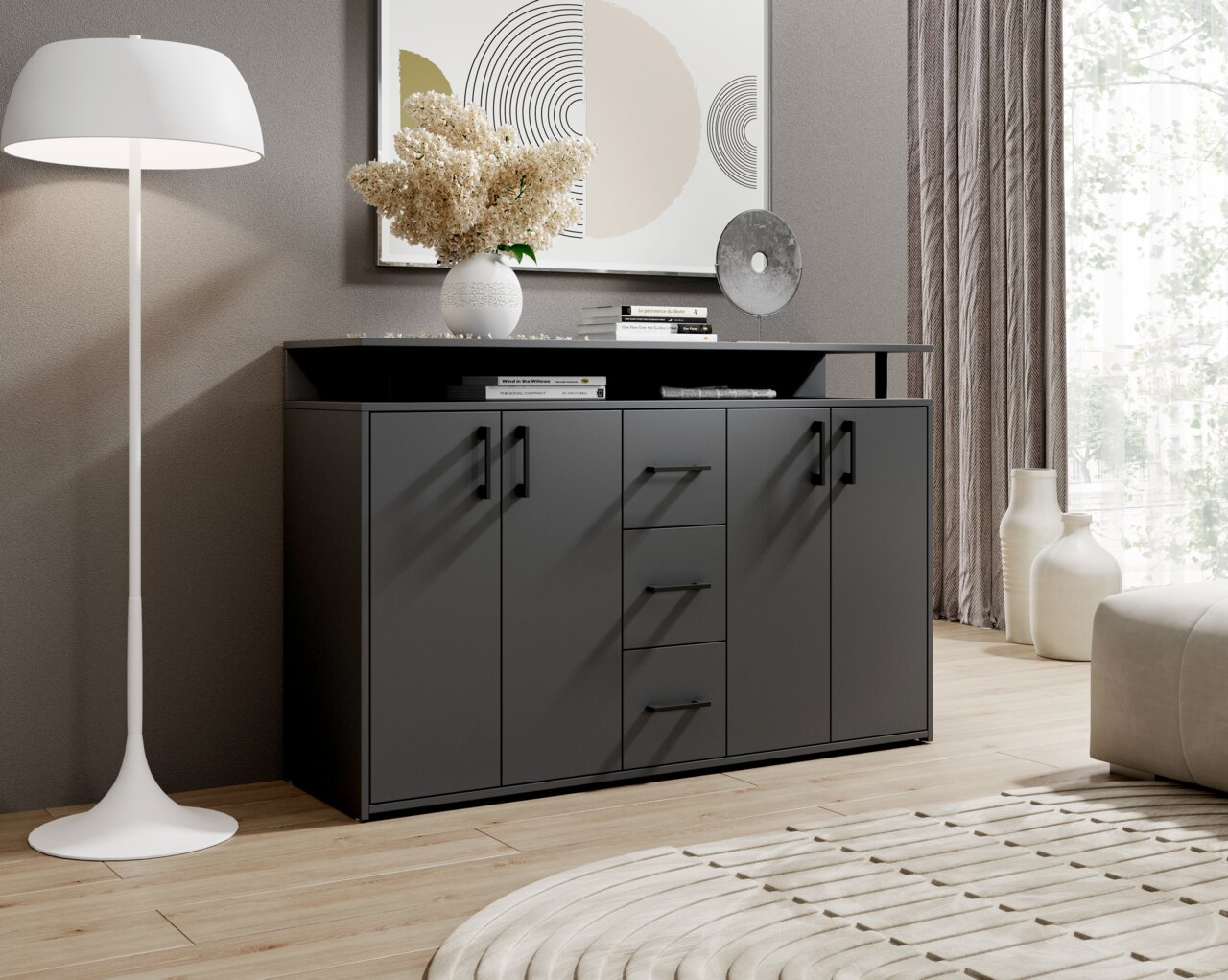 Modernes graues Sideboard mit vier Türen und drei Schubladen, dekoriert mit Büchern und einer Vase, in einem stilvoll eingerichteten Wohnzimmer. Perspektive von vorne.