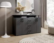 Modernes graues Sideboard mit vier Türen und drei Schubladen, dekoriert mit Büchern und einer Vase, in einem stilvoll eingerichteten Wohnzimmer. Perspektive von vorne.