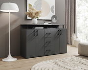 Modernes graues Sideboard mit vier Türen und drei Schubladen, dekoriert mit Büchern und einer Vase, in einem stilvoll eingerichteten Wohnzimmer. Perspektive von vorne.