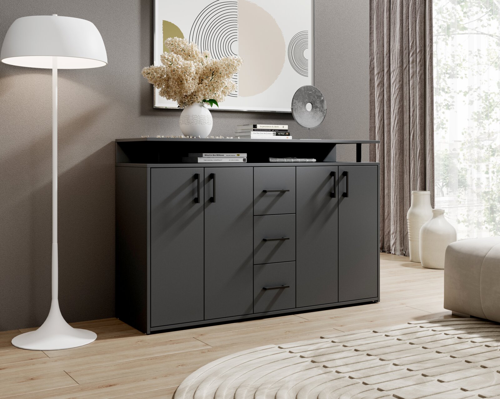 Carryhome Sideboard DRIFT Modernes graues Sideboard mit vier Türen und drei Schubladen, dekoriert mit Büchern und einer Vase, in einem stilvoll eingerichteten Wohnzimmer. Perspektive von vorne.