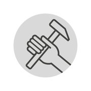 Symbol eines Hammers in einer Hand, von oben betrachtet.