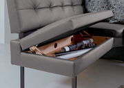 Graue Eckbank mit Stauraum, geöffnete Sitzfläche zeigt Innenraum mit Rollen und Bürsten, seitliche Perspektive