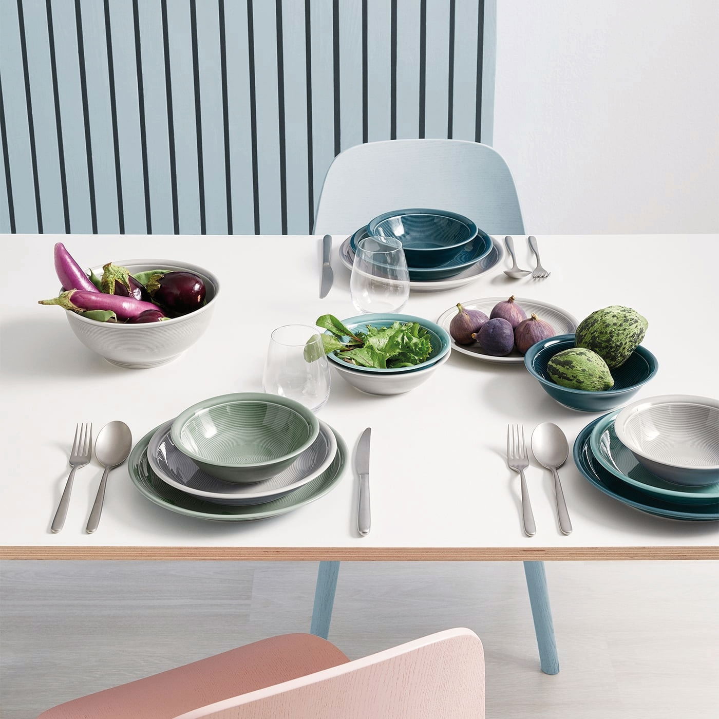 Thomas Frühstücksteller Trend Colour Frühstückstisch mit verschiedenen Tellern und Schalen in Ice Blue und anderen Farben, von oben fotografiert.