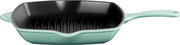 Mintgrüne Grillpfanne mit geriffelter schwarzer Innenfläche und langem Griff, seitliche Ansicht von vorne auf weißem Hintergrund