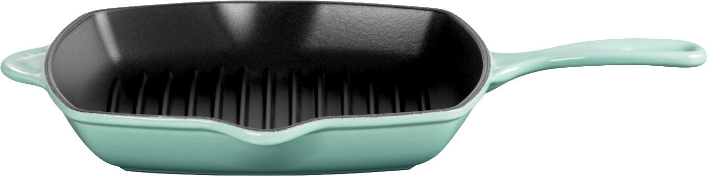 Mintgrüne Grillpfanne mit geriffelter schwarzer Innenfläche und langem Griff, seitliche Ansicht von vorne auf weißem Hintergrund