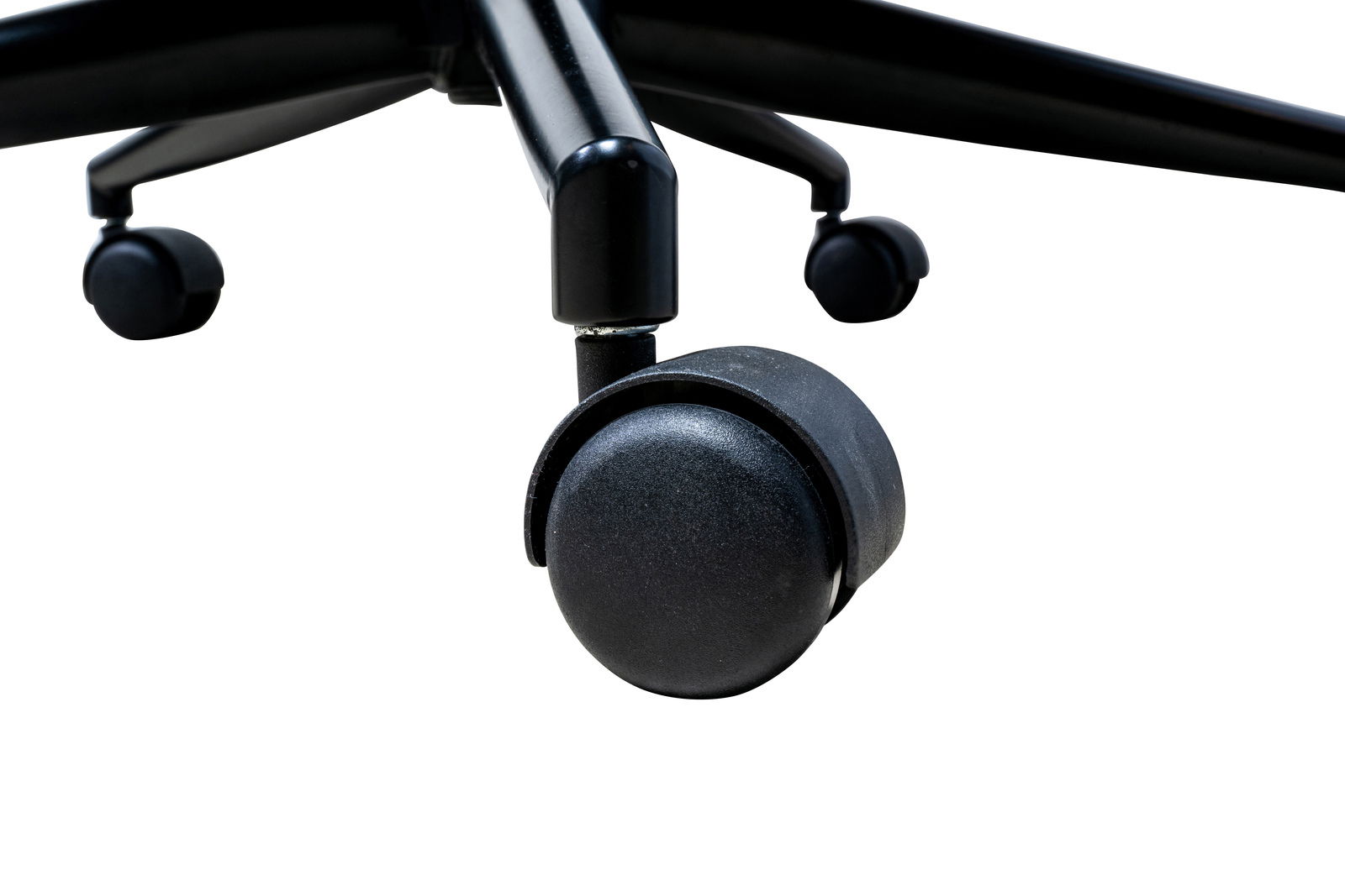 Nahaufnahme einer schwarzen Stuhlrolle eines Drehstuhls, von unten fotografiert.