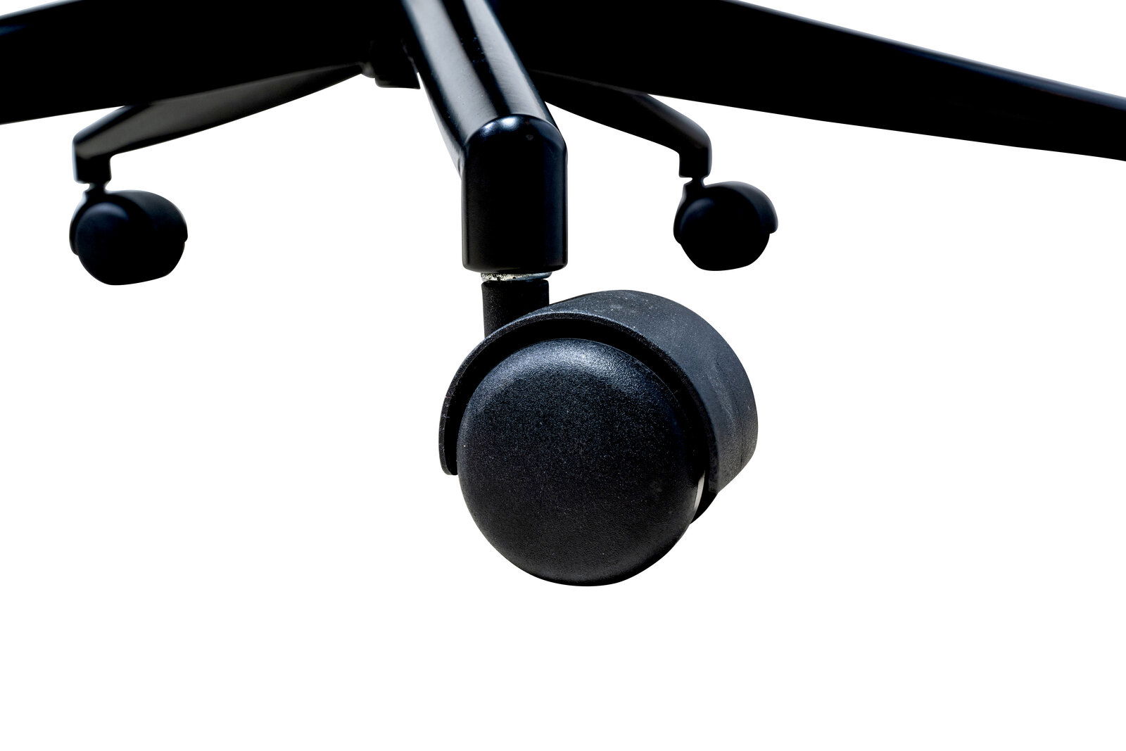 Nahaufnahme einer schwarzen Stuhlrolle eines Drehstuhls, von unten fotografiert.