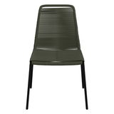 Moderner Stapelstuhl mit grünem Geflecht, Vorderansicht