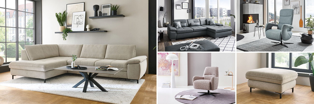 Helle moderne Wohnlandschaft mit beigem Ecksofa, grauem Sofa, Relaxsesseln und passendem Hocker in stilvollem skandinavischem Wohnzimmerdesign.
