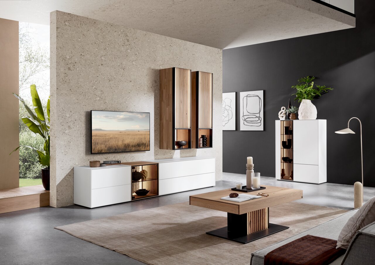 Moderne houten salontafel met zwarte voet, gezien vanuit het vooraanzicht in een stijlvol ingerichte woonkamer.