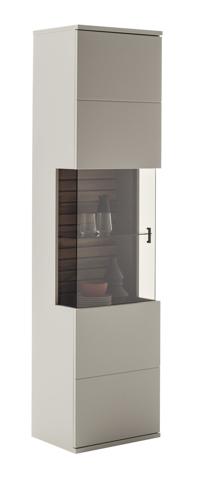 Hoher moderner Vitrinenschrank in Weiß und Grau mit getönter Glastür, Holzrückwand und schwarzem Griff, schräg von vorne (3/4-Ansicht) fotografiert