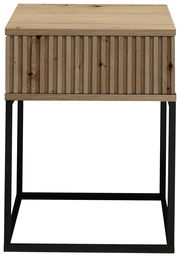 Frontansicht einer modernen Nachtkommode mit Holzoberfläche und schwarzen Metallbeinen.