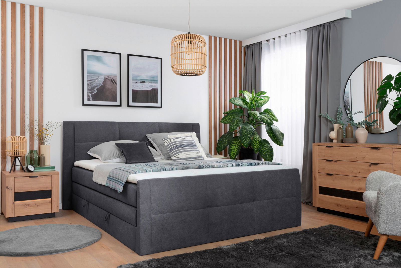 Modernes Boxspringbett 160 in einem stilvoll eingerichteten Schlafzimmer, seitliche Perspektive