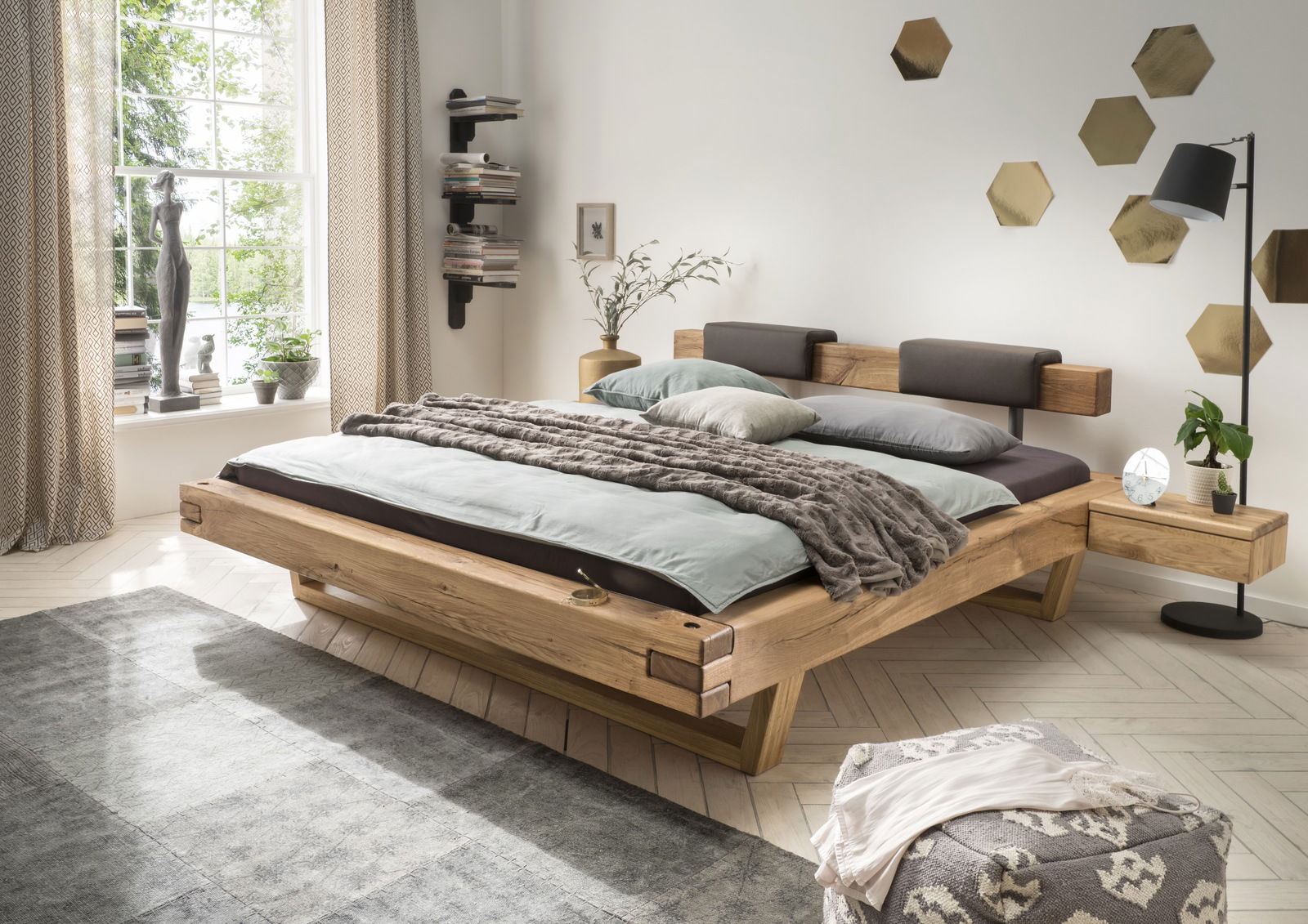 Modernes Schlafzimmer mit einem stilvollen Holzbett, seitliche Perspektive
