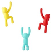 Drei bunte Wandhaken in Form von kletternden Figuren, in den Farben Gelb, Rot und Türkis, aus der Frontalperspektive.
