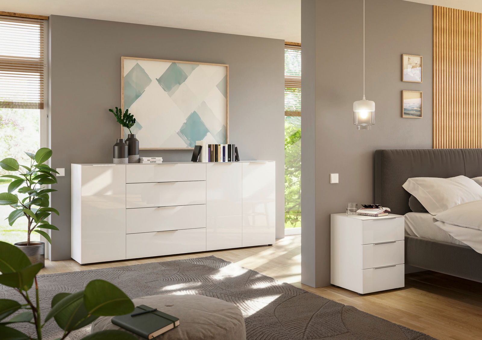 Moderne weiße Kommode und Nachttisch in einem stilvollen Schlafzimmer, seitliche Perspektive