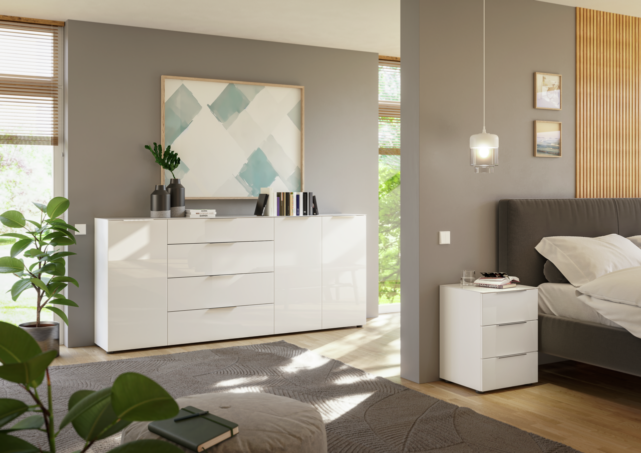 Moderne weiße Kommode und Nachttisch in einem stilvollen Schlafzimmer, seitliche Perspektive