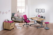 Moderner Schreibtisch mit Holzoberfläche und grauem Metallgestell, umgeben von einem pinken Drehstuhl und Hocker, in einem hellen Raum mit Holzboden, aus der Perspektive von vorne rechts betrachtet.