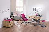 Moderner Schreibtisch mit Holzoberfläche und grauem Metallgestell, umgeben von einem pinken Drehstuhl und Hocker, in einem hellen Raum mit Holzboden, aus der Perspektive von vorne rechts betrachtet.