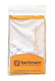 Nachtmann Mikrofaser-Poliertuch in transparenter Verpackung mit orangefarbenem Rand und Logo, Frontansicht