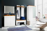 Moderne Garderobeneinrichtung in Weiß mit Holzdetails, bestehend aus einem Spiegel, einem Garderobenpaneel mit Haken, einer Bank mit Kissen und einem hohen Schrank. Perspektive von vorne.