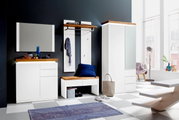Moderne Garderobeneinrichtung in Weiß mit Holzdetails, bestehend aus einem Spiegel, einem Garderobenpaneel mit Haken, einer Bank mit Kissen und einem hohen Schrank. Perspektive von vorne.