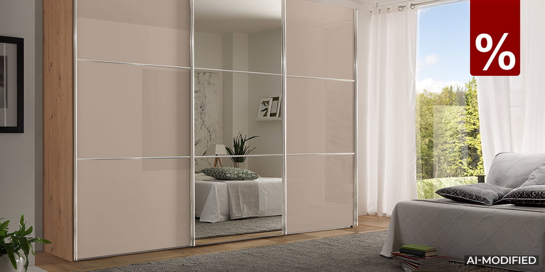 Großer Schwebetürenschrank in Beige und Holzoptik mit mittiger Spiegeltür in einem hellen Schlafzimmer.