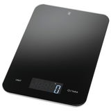 Digitale Küchenwaage in Schwarz mit moderner, flacher Oberfläche und gut lesbarem Display, Perspektive von oben.