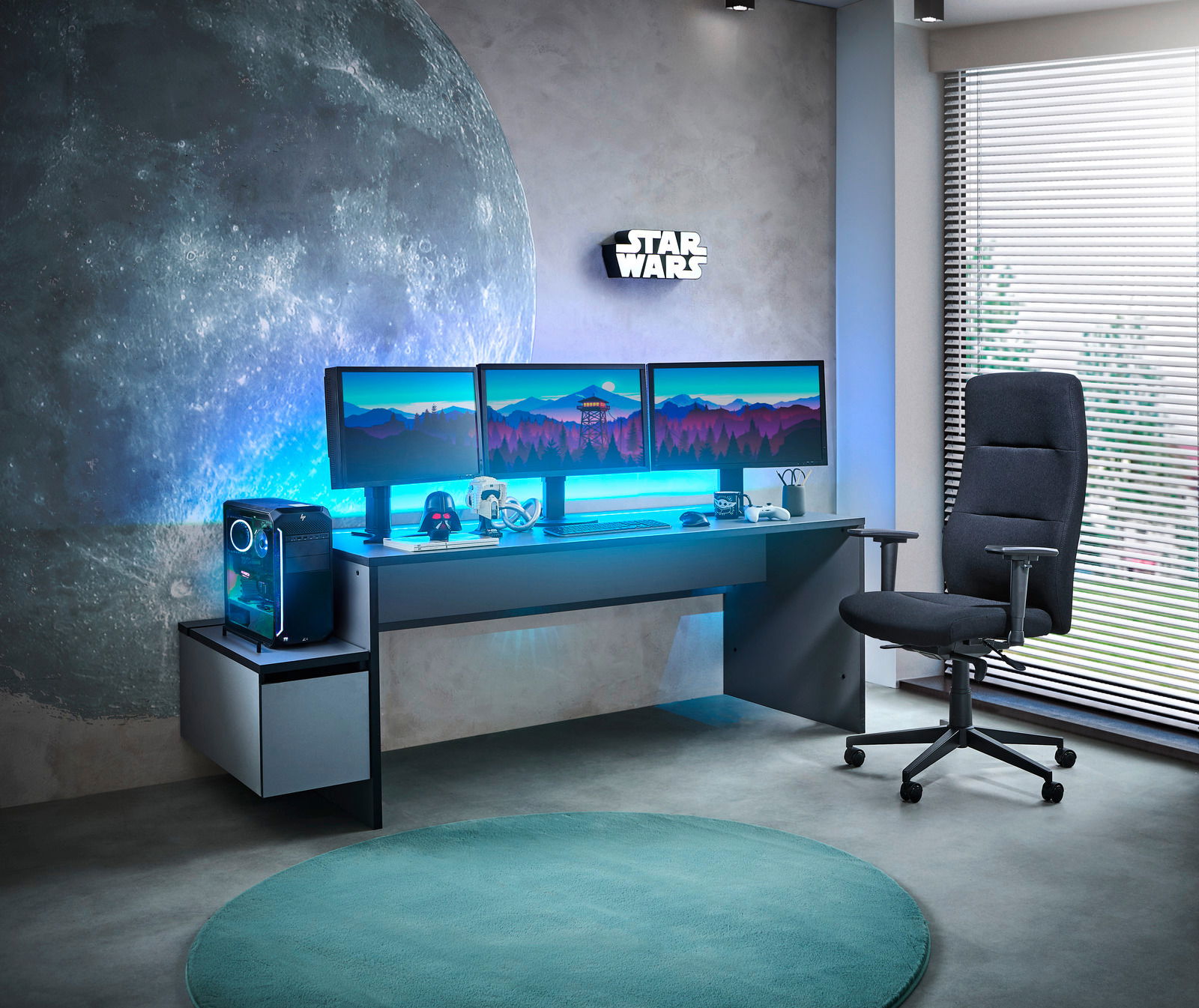 Moderner Gamingtisch mit drei Monitoren, beleuchtetem Hintergrund und Towerunit, seitliche Perspektive