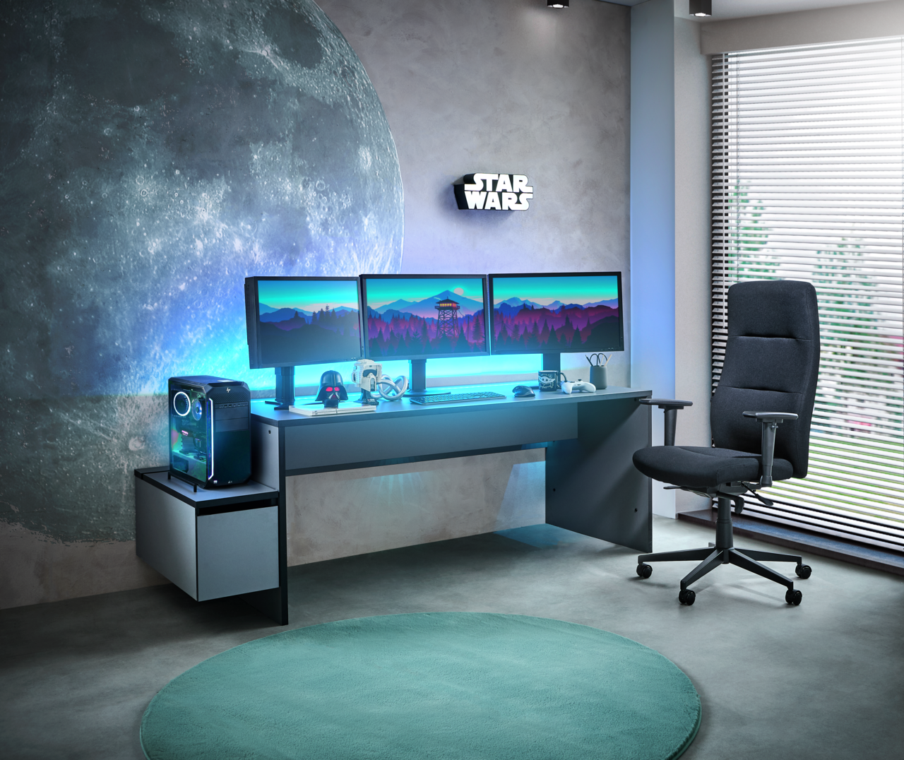 Moderner Gamingtisch mit drei Monitoren, beleuchtetem Hintergrund und Towerunit, seitliche Perspektive
