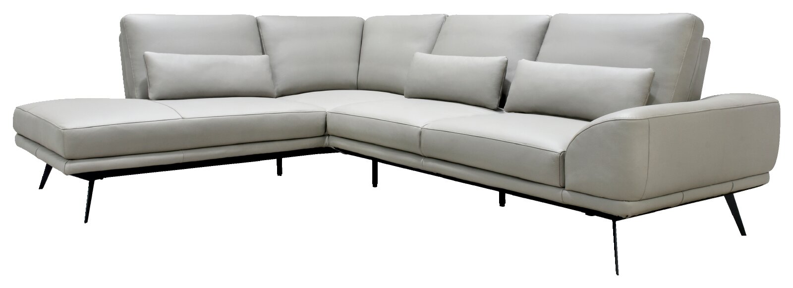 Lichtgrijze moderne hoekbank met chaise longue, losse rugkussens en slanke zwarte poten, schuin van voren gezien