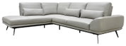 Lichtgrijze moderne hoekbank met chaise longue, losse rugkussens en slanke zwarte poten, schuin van voren gezien