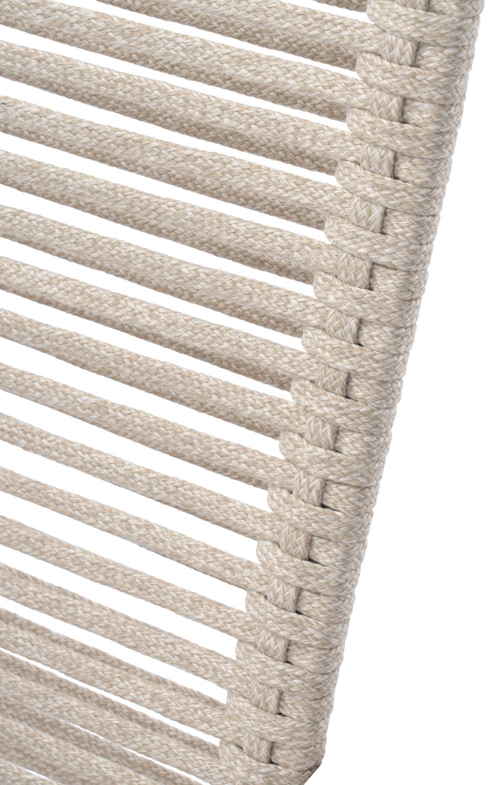 Nahaufnahme eines beige geflochtenen Stuhlrückens aus Seilmaterial, seitliche Perspektive