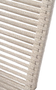 Nahaufnahme eines beige geflochtenen Stuhlrückens aus Seilmaterial, seitliche Perspektive