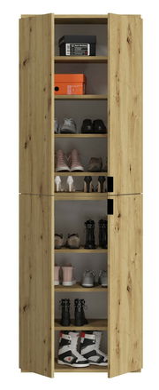 Holzschrank mit offenen Türen, gefüllt mit Schuhen und Schuhkartons, aus frontaler Perspektive.