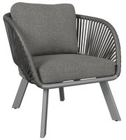 Grauer Loungesessel mit geflochtenem Design und Kissen, seitliche Perspektive