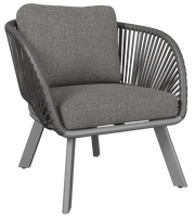 Grauer Loungesessel mit geflochtenem Design und Kissen, seitliche Perspektive