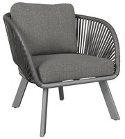 Grauer Loungesessel mit geflochtenem Design und Kissen, seitliche Perspektive