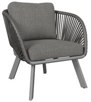Grauer Loungesessel mit geflochtenem Design und Kissen, seitliche Perspektive