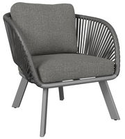 Grauer Loungesessel mit geflochtenem Design und Kissen, seitliche Perspektive