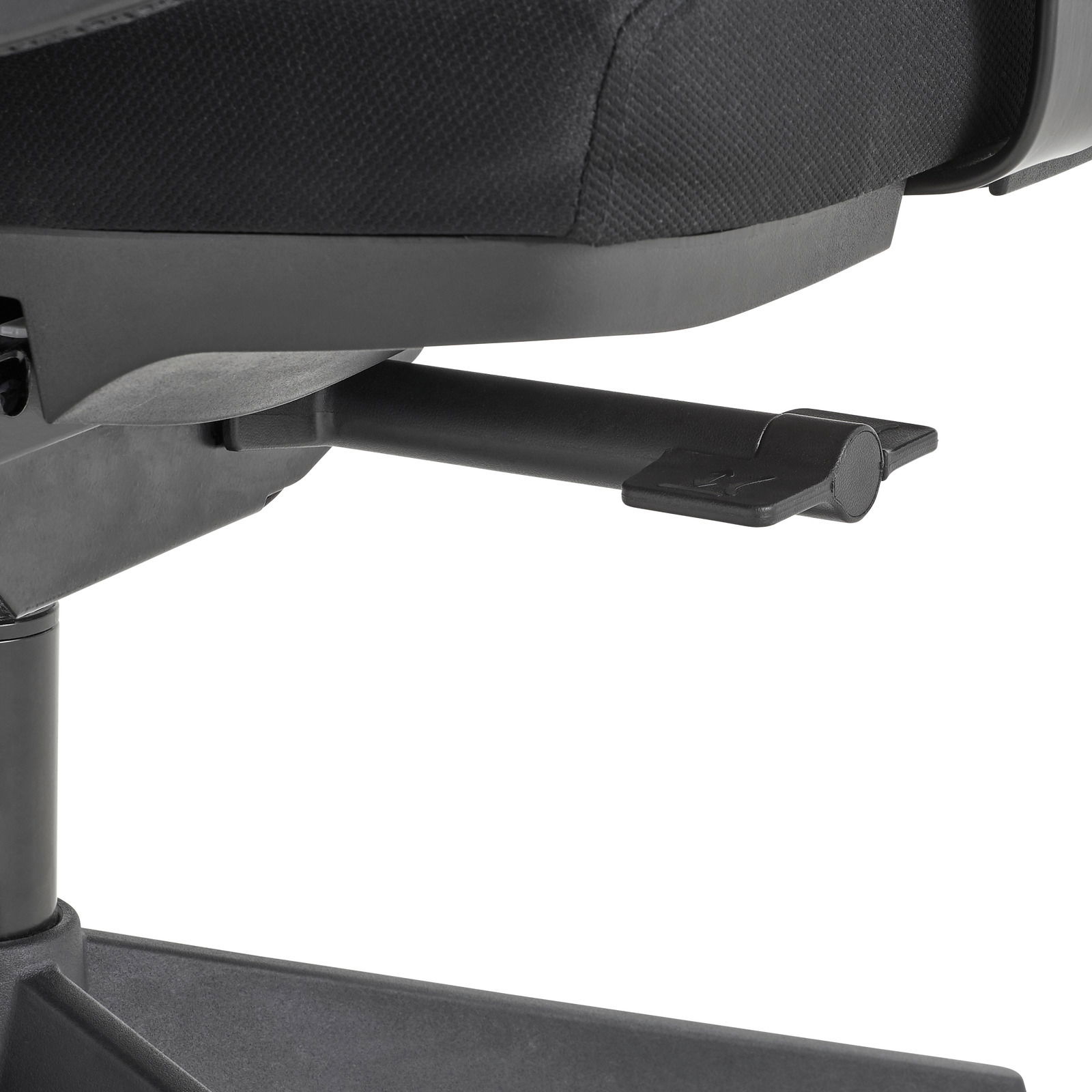 Nahaufnahme eines schwarzen Drehstuhls mit Fokus auf die Sitzmechanik und Hebel, seitliche Perspektive